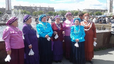 Пели песни и махали шашкой