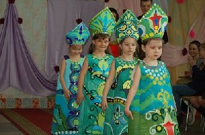 Дефиле в бумажных платьях