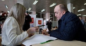 Губернатор Борис Дубровский проголосовал на выборах президента
