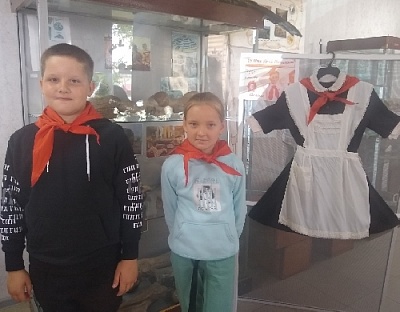 Примерили пионерский галстук и разучили речёвки