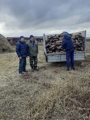 Привёз горбыль семье солдата