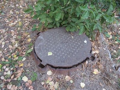 При кошении травы провалилась в колодец