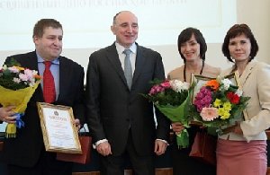 Елена Мажаурова  получила диплом от губернатора