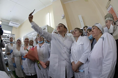 Алексей Текслер: печь торты и пирожные можно доверить только женщинам