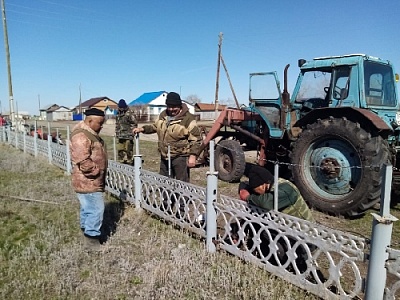 Жители посёлка Астафьевский привели в порядок мемориал
