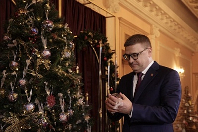 Детям - гаджеты, бабушке - швейную машинку