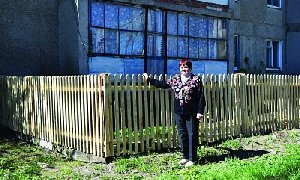 Сделали изгородь ко Дню Победы