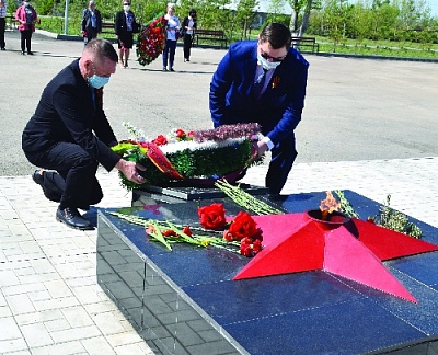 Глава Нагайбакского района возложил венок в парке Победы 