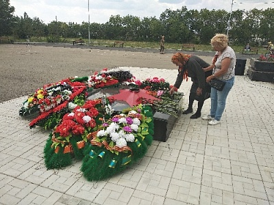 Возложили венки к обелиску