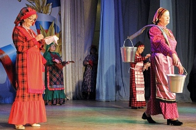 Дефиле с коромыслом в ситцевых нарядах