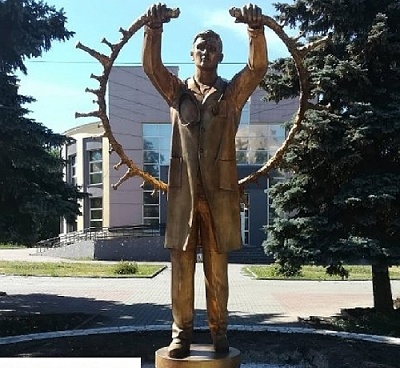 В Челябинске установили памятник медикам