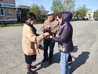 Библиотекари раздавали георгиевские ленточки 