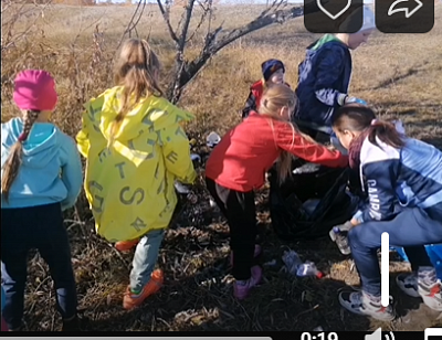 Собрали мусор на берегу реки и поиграли в футбол