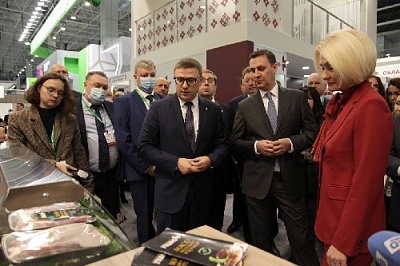 Алексей Текслер представил вице-премьеру Виктории Абрамченко региональный стенд 