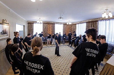 Погрузились в мир театра