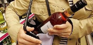 Жительница Магнитогорска хотела в магазине села Фершампенуаз поживиться выпивкой "нахаляву"