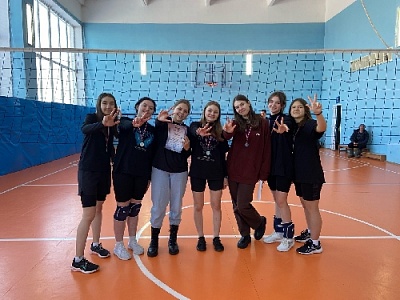 В волейбол играют девушки