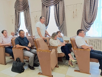 Отсыпают дороги и пробивают канализацию 