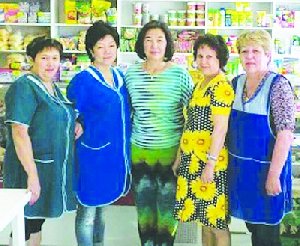 За прилавком – с улыбкой