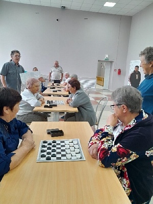 Поиграли в шашки и пообщались друг с другом