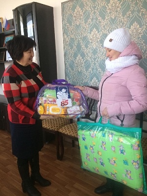 Приятно получить подарок малышу!