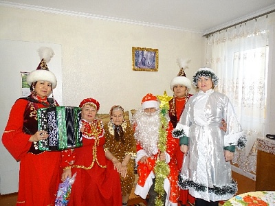 В Южном артисты местной художественной самодеятельности порадовали одиноких бабушек