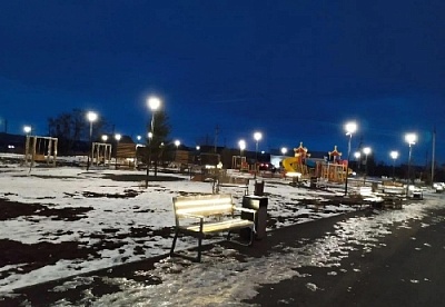 А скамейки-то светятся!