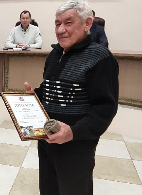 И на пенсии не сидит без дела