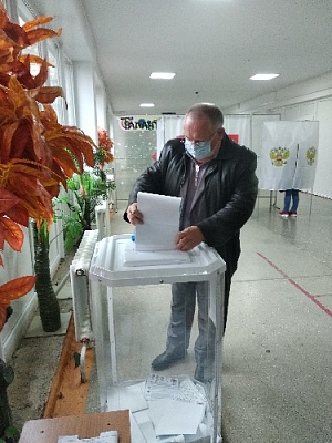 Голосуют молодые и пенсионеры