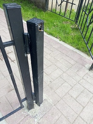 Сломали калитки в новом сквере