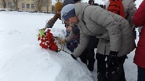 Белые шары, цветы и игрушки - в память о погибших детях