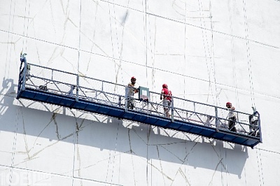 Художники-граффитисты начали рисовать картины на многоэтажках областного центра