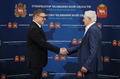 Губернатор Алексей Текслер вручил знак Почётного гражданина Челябинской области депутату областного Заксобрания Юрию Карликанову