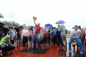 Губернатор отжал пудовую гирю 60 раз!