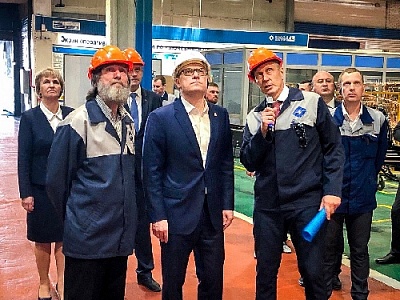 Глава региона осматривает мощности оборонного завода 