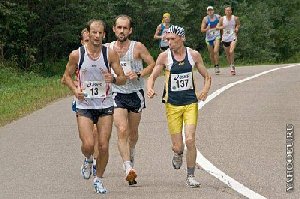 Несмотря на дождь. Скоро будет дан старт Парижскому полумарафону