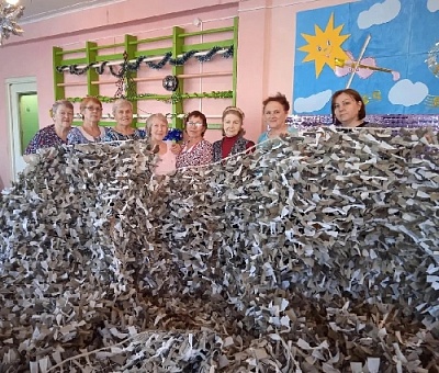 Помогают своим землякам