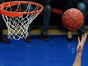 Кто точнее бросает мяч в корзину?