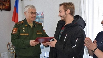 Контрактнику из Кизильского района военком вручил благодарность Верховного главнокомандующего