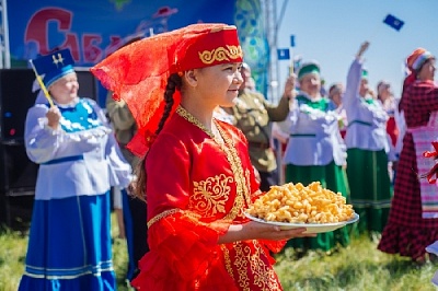 Скачки, спортивные состязания и борьба куреш 