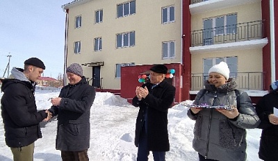 Дети-сироты получили жилье в новом доме