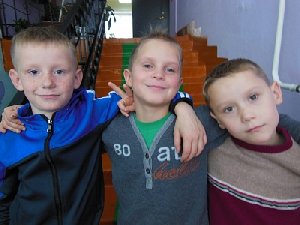 Мальчишки ждут маму и папу