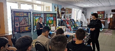 Создаёт шедевры из лоскутков