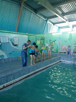 Юные художники отдохнули в бассейне