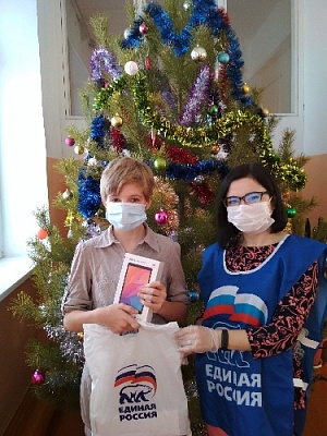 Ученица Арсинской школы Елизавета Дели получила подарок от снеговиков-добряков