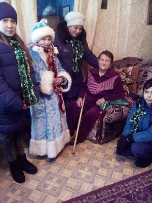 Пионеры Гумбейской школы тоже поздравили бабушек!