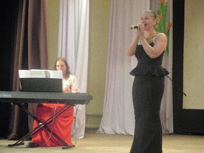 Артисты областной филармонии спели для жителей Нагайбакского района