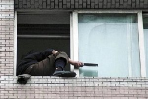 Залезли в дом, поджигали грузовик и киоск, украли телефон