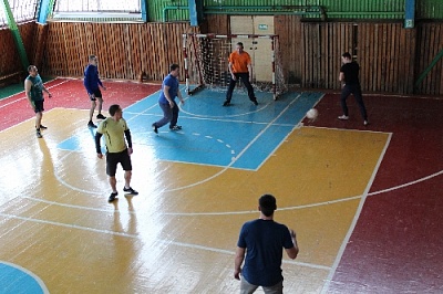 Участковые и следователи погоняли мяч