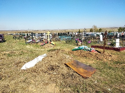 Прибрались перед Троицей наспех